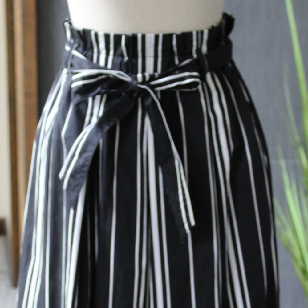 H&M Black+ white cotton skirt